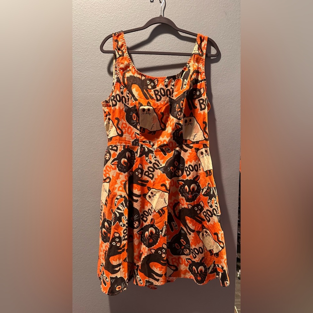 Retrolicious spooky cat dress.